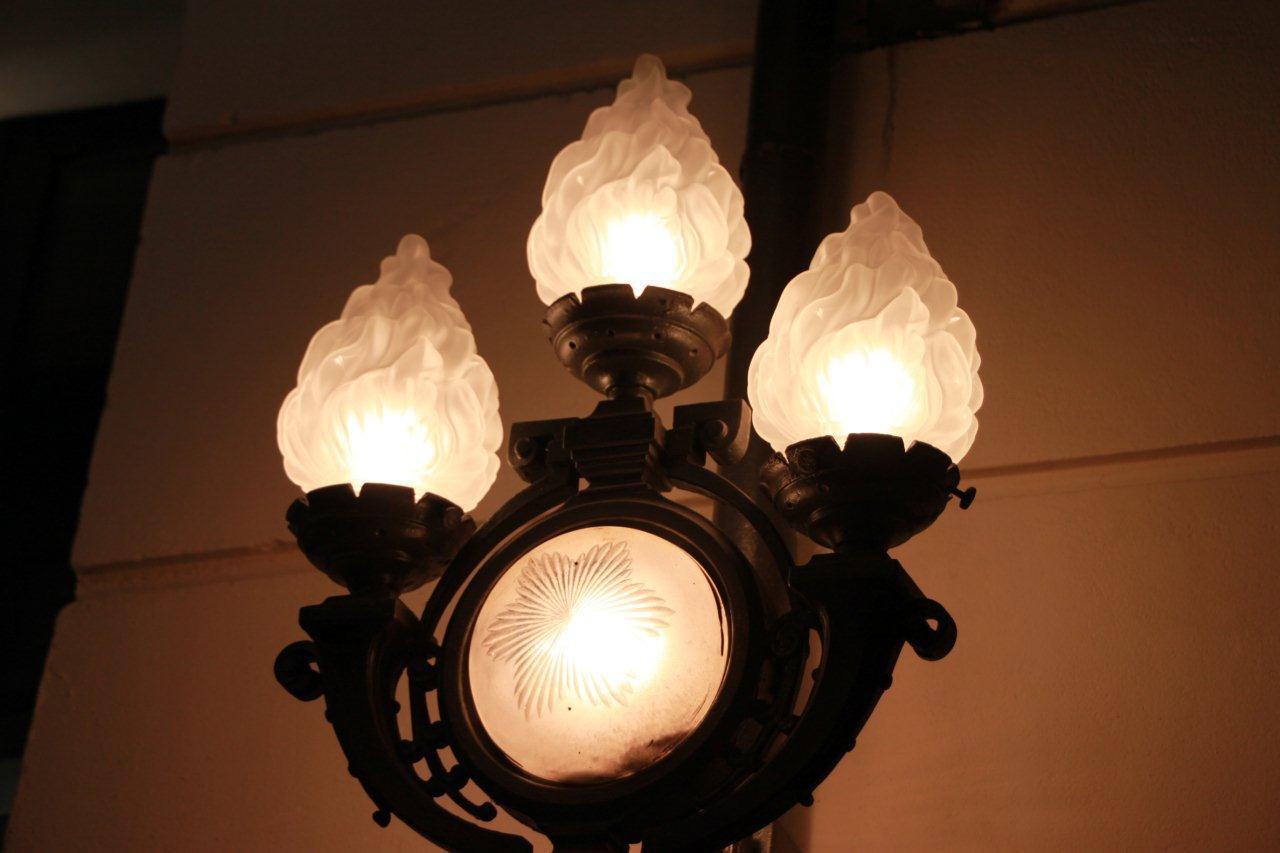 Lyon - Le Lugdunum - Détail extérieur d'une lampe