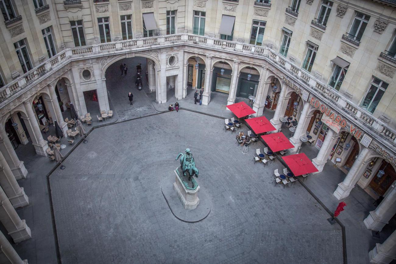 Paris - immeuble Édouard VII et sa statue vue d'en haut