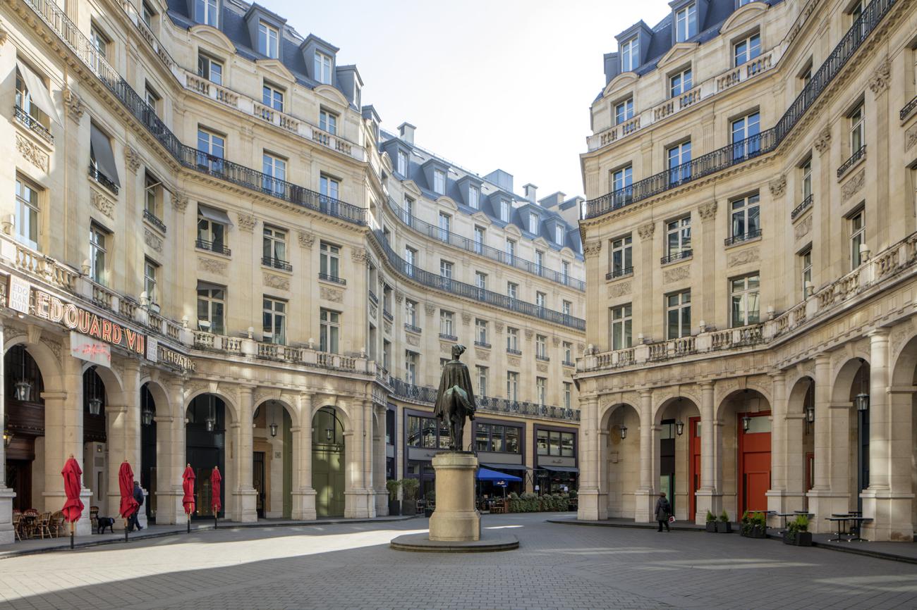 Paris - immeuble Édouard VII et sa statue